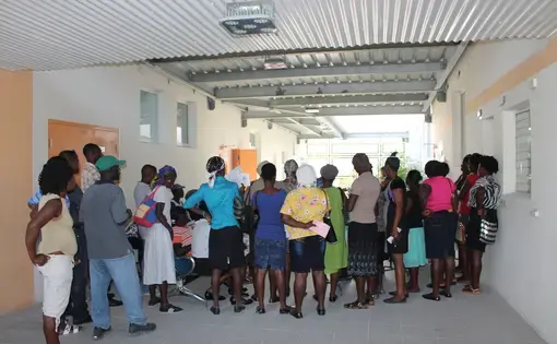 A crowd of women listens to a presentation on cervical cancer. Image by Anna Russell. Haiti, 2017.