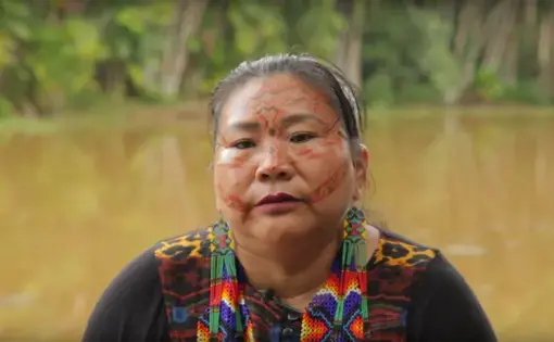 Edna Shanenawa is interviewed in the series "Voices of the Forest: Forest Peoples Alliance." Image by Le Monde Diplomatique Brasil. Brazil, 2020.