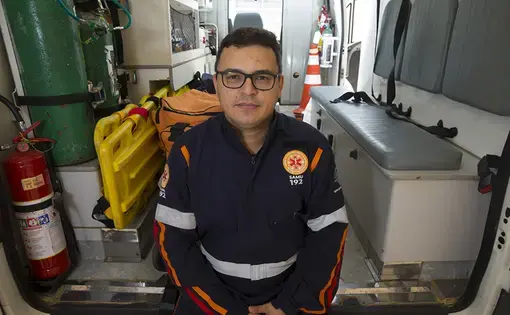 Emergency care physician Rodrigo Lobo was the first to suspect a yellow fever outbreak in the area around Teófilo Otoni, Brazil. The city is about 460 miles north of Rio de Janeiro. Image by Mark Hoffman. Brazil, 2017.