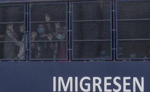 Authorities round up people during an immigration raid in Selayang, north of Kuala Lumpur, on May 11. More than 1,300 people were arrested in the raid, which followed a coronavirus lockdown. Image by Hasnoor Hussain / The New Humanitarian. Malaysia, 2020.