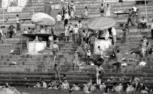 Ritual bathing in Ganges in Varanasi. Image by Cameron Conaway. India, 2013. Media file: varanasi_4.jpg