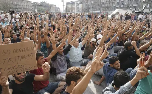 Syrian refugees strike in front of Budapest Keleti railway station. Image by Mstyslav Chernov. Hungary, 2015. (CC BY-SA 4.0) Syrian refugees strike in front of Budapest Keleti railway station. Image by Mstyslav Chernov. Hungary, 2015. (CC BY-SA 4.0)