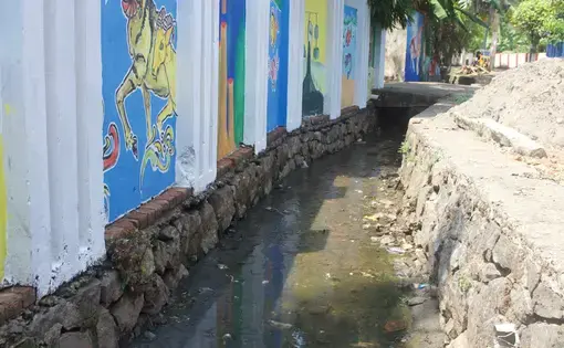 The canals weaving through Alleppey lead to Vembanad Lake—they run clean and are decorated with colorful artwork. Image by Katelyn Weisbrod. India, 2019.