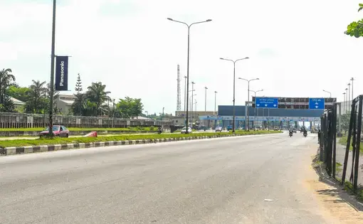 The otherwise very busy Lekki-Epe expressway, looking scanty due to the lockdown order in Nigeria by the government, to stop the spread of the coronavirus. Image by Santos Akhilele Aburime / Shuttertsock.com. Nigeria, 2020.