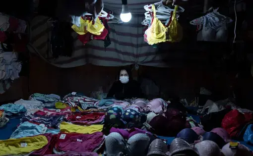 Iranian women earn only a sixth of what their husbands receive on average in income. 58-year-old Zahra sells lingerie on the market in Gorgan, capital of the province of Golestan. She is divorced, her children are married, and she lives alone. But because of the coronavirus crisis, she was unable to pay rent for two months and is afraid of eviction. She currently earns an average of around 5.50 euros per day, which is not even enough for food. Like Zahra, numerous Iranian women are forced to work despite…