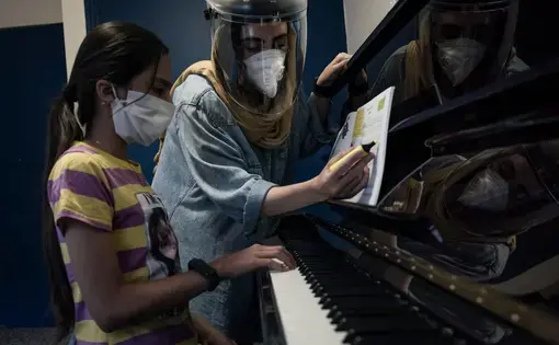 Double protection: 31-year-old Mojdeh teaches children to play the piano in Gorgan. But in the past two months, all of their courses have been canceled. Practicing with the kids on the internet didn't work. Now she gives a few private lessons, only three a day, and earns around 63 euros a month. It is not enough to pay for living expenses and debts. Finding special protective masks is difficult. In addition, according to Mojdeh, spraying disinfectant permanently damages the piano. Iranian singers, in turn,…