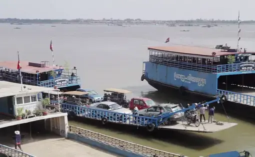 Still from video by Steve Sapienza. Cambodia, 2014. Media file: laketonlesap.png
