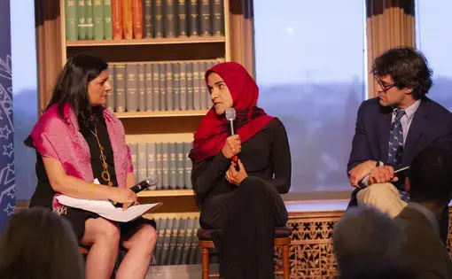 From left to right: Pulitzer Center Executive Editor Indira Lakshmanan (moderator), Institute for Social Policy and Understanding Research Director Dalia Mogahed, and Mark Oppenheimer, coordinator of the Yale Journalism Initiative. Image by Jin Ding. United States, 2019.