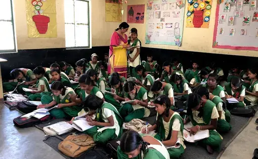 Students of Pardada Pardadi attend a Hindi lesson. Image by Annalisa Merelli. India, 2018.