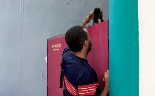 Maykel Molina Gutiérrez delivers El Paquete to a customer during his weekly round. Image by Alexa Hoyer. Cuba.