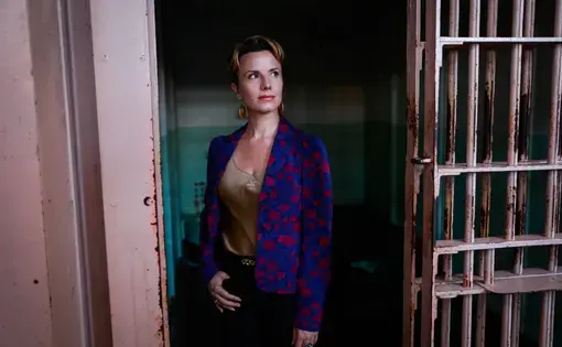 Journalist and artist Sarah Shourd stands for a portrait in a prison cell on Alcatraz Island.
Image by Gabrielle Lurie, The Chronicle. United States, 2019.