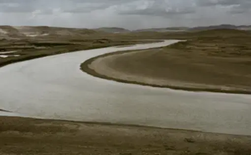 The Yellow River winds through the edge of the recently formed desert at an altitude of more than 4,000 meters on the Qinghai-Tibet Plateau. Image by Ian Teh. China, 2018.