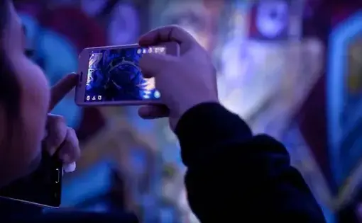 A student Snapchats the Everyday DC Art Exhibition at the SW Arts Club. Image by Evey Wilson. United States, 2017.