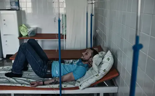 Aleksei Morozov undergoes an IV treatment at a military hospital in Kiev. Image by Misha Friedman. Ukraine, 2016. Aleksei Morozov