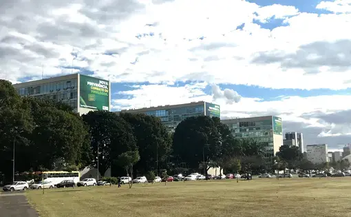 As part of an unprecedented marketing strategy, the government under Bolsonaro decided to put billboards showing the benefits of their unpopular social security reform in front of each ministry building. This is the first time in Brazil’s history that the ministries were used for marketing purposes. Image by Rafael Lima. Brazil, 2019.
