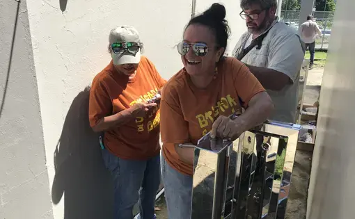 Pagan Gallardo and other volunteers from Brigada Solidaria del Oeste assemble the water tower. Image by Tomas Woodall Posada. United States, 2018. Pagan Gallardo and other volunteers from Brigada Solidaria del Oeste assemble the water tower. Image by Tomas Woodall Posada. United States, 2018.