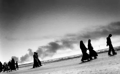 Civilians fleeing Basra. Image by Paolo Pellegrin. Iraq, 2003.