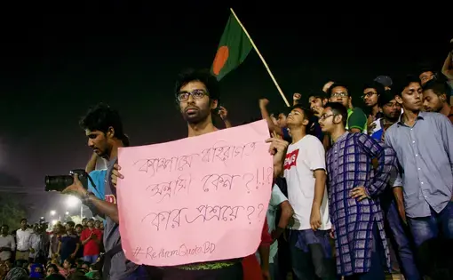 Dhaka University students blockade arterial road as part of nationwide protest against police brutality and attack on dissenter. Image by Siddharthya Roy. Bangladesh, 2018.