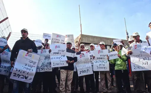Workers in Ashdod unionized through a small labor organization protest in November. Image by Miriam Berger. Israel, 2016.