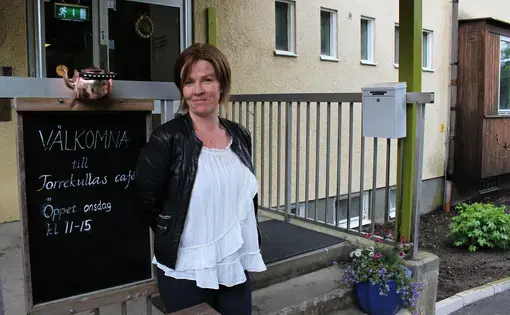 Jaana Nilsson, a coordinator at an asylum center for minors in&nbsp;Mölndal, stands outside housing for migrants. Image&nbsp;by Amy Russo. Sweden, 2017.