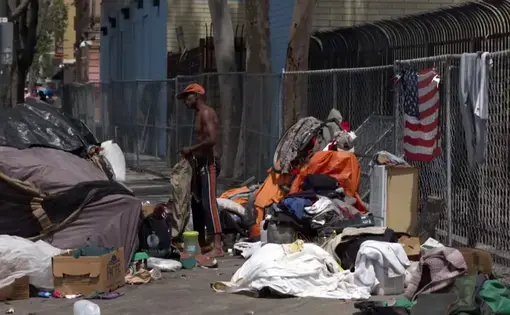 An American homeless man lives similarly to Syrian refugees. Image by Zach Fannin. United States, 2018.