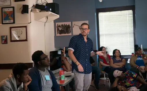 Dominic Bracco presents his reporting project to students at Free Spirit Media. His project follows Diego, a man who left his violent past in Juarez, Mexico. Image by Jordan Roth. United States, 2017.