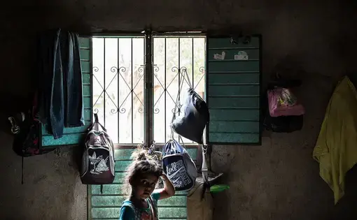 Alisson Nicole, 7, from Chalatenango, El Salvador, in the Albergue Para Migrantes Chahuites in Chahuites, Mexico on April 25, 2016. Many Salvadoran families flee gang violence in their home country to seek asylum in the United States. Image by Martin do Nascimento for Texas Tribune. Mexico, 2016.