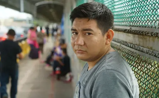 Marcos Samayoa waits on the Brownsville/Gateway International Bridge in June 2018. Image by Reynaldo Leal. Matamoros, 2018.