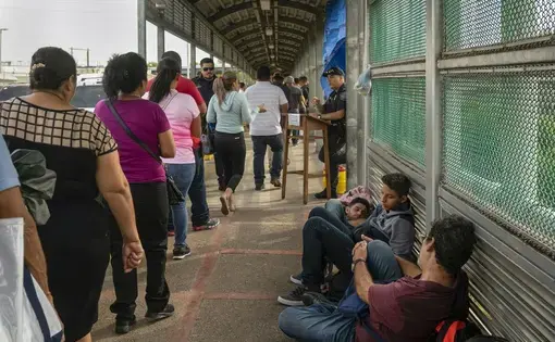 Asylum seekers from Central and South America wait on the Mexican side of the Brownsville/Gateway Bridge. Image by Reynaldo Leal. Mexico, 2019.