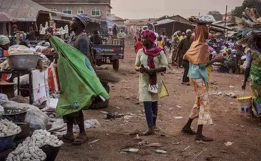 Women sell cowpea at this bustling grain and vegetable market in Tamale, Ghana’s third-largest city. Ninety percent of Ghana’s cowpea is grown in the northern part of the country. Image by Ankur Paliwal. Ghana, 2019.