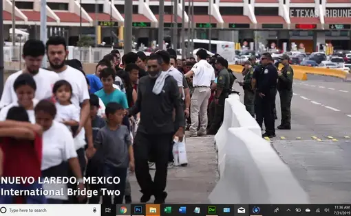Migrants wait on the international bridge to the United States in Nuevo Laredo. Image by the Texas Tribune. Mexico, 2019.