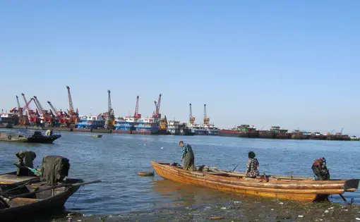 Fishers face sand dredges in Hamashu village, Lake Poyang.  Photo by Vince Beiser