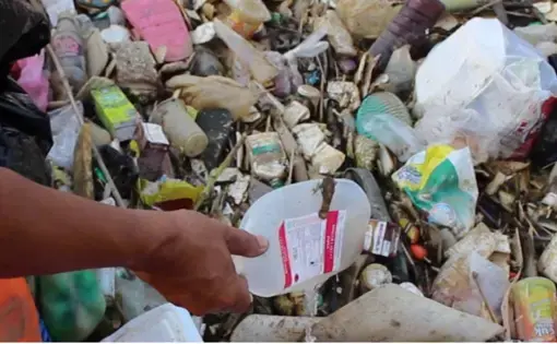 Medical waste sometimes mixes with other type of waste due to poor management. During the pandemic, it could worsen the infections. Image by Adi Renaldi/Mongabay Indonesia. Indonesia, 2020.