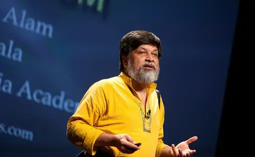 Shahidul Alam giving a presentation at PopTech 2011. Image by Kris Krüg. United States, 2011.