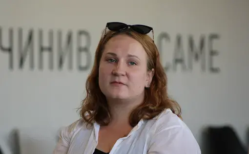 Lana Krombeth, a volunteer soldier, speaks to a&nbsp;group at Veteran Hub.&nbsp;Image by Taylor Damann. Ukraine, 2019.