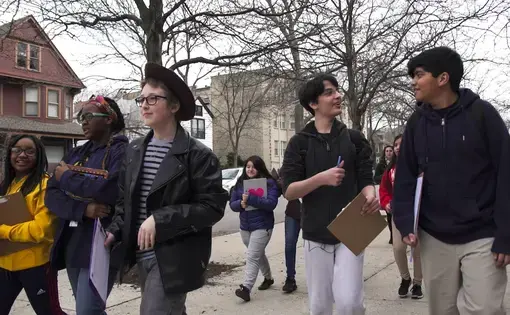 Students roam a Chicago neighborhood as part of Out of Eden Walk-Chicago. Image by Lorraine A. Ustaris. United States, 2018.