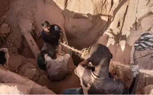 Miners pulling up a bag of cobalt inside the Kasulo mine near Kolwezi in the Democratic Republic of the Congo. Image by Sebastian Meyer. Democratic Republic of Congo, 2018.