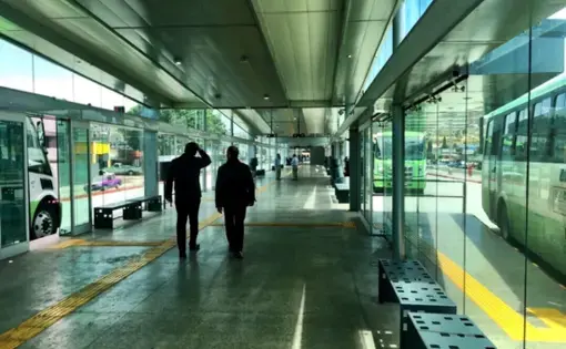Carlo Dalí Gutiérrez (right, in foreground) talks with one of the SITT’s managers at the El Florido terminal. Image by Patrick Reilly. Mexico, 2017.
