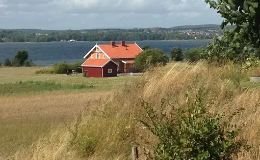 Each of these houses on the beautiful island of Bastøy is home to 3-4 prison inmates. The men are placed together to live, work, and build accountable relationships, while carrying out their sentences and preparing for normal life. Image by Britton Nagy. Norway, 2014. Media file: img_4172.jpg
