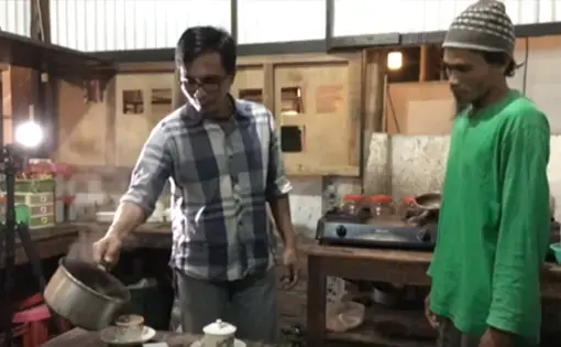 Muhammad In’am Amin’s brother  was a suicide bomber. Wildan blew himself up  in Iraq in 2007. He was only 19. Amin has always regretted not being able to save him. But after the loss, Amin now hopes to sway others in Indonesia from the path of violent extremism. He’s now teaching former militants to make coffee instead of bombs. Image by Ana P. Santos. Indonesia, 2019.