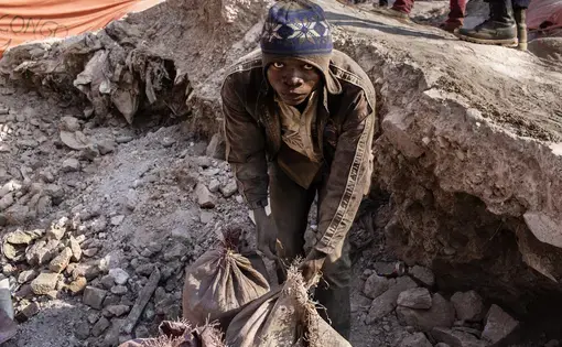 A miner ties up bags of cobalt inside the Congo DongFang mine in Kasulo. Image by Sebastian Meyer. Democratic Republic of the Congo, 2018.