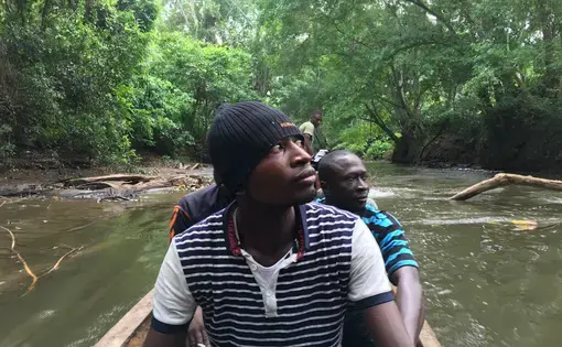 Gambian migrants travel deeper into the Darien Gap by boat. Image by Jason Motlagh. 2016.