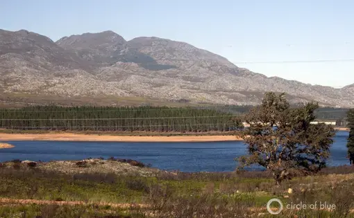 Steenbras Dam, east of Cape Town, is the site of exploratory groundwater drilling. Image by Brett Walton/Circle of Blue. South Africa, 2018.