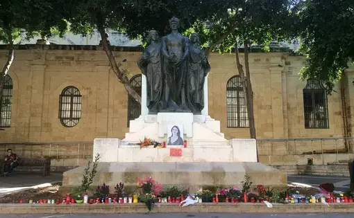 Great Siege Monument and temporal Daphne Caruana Galizia Monument. Image by Continentaleurope. Malta, 2017. (CC BY-SA 4.0).