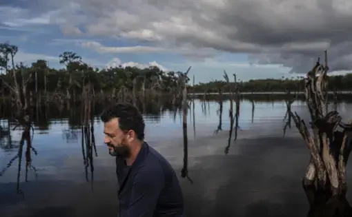 Jochen Schöngart, a researcher at the National Amazon Research Instititute, says the Balbina dam on the Uatumã has flooded and killed hudreds of thousands of trees, releasing more than 100,000 tons of carbon dioxide. Image by Dado Galdieri. Brazil, 2019.