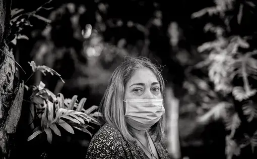 Yumira Pérez tells her story of battling COVID-19. Image by Roberto Mata / RMTF. United States, 2020.