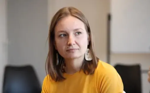 Katerina Prymak, volunteer medic, speaks with a group of diplomats about her experiences. Image by Taylor Damann. Ukraine, 2019.