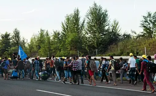 Refugees and migrants head north through Hungary toward Austria in September 2015. Image by Joachim Seidler. Hungary, 2015.