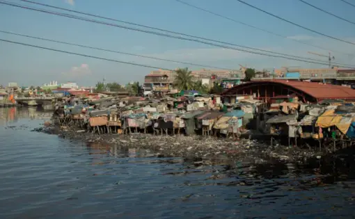 Manila Bay’s shantytowns, which house many families living in poverty who built their homes and started communities along the bay because it’s cheap and close to work. Image by Micah Castelo. Philippines, 2019.
