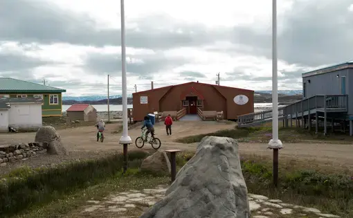 Children play outside the Elder's Qammaq in downtown Iqaluit, Nunavut. Image by Julie De Meulemeester. Canada, 2018.&nbsp;